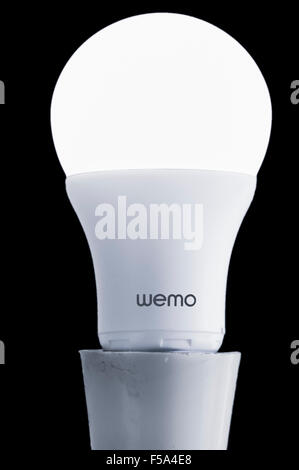 WEMO-LED-Lampe, home-Automation und erfolgt über eine Smartphone-app über das Internet und Wifi Stockfoto