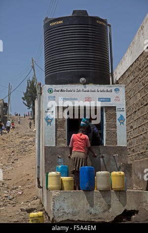 Frau mit Wasserbehältern sammeln erschwinglichen behandelt Trinkwasser Bohrloch Kamere Naivasha, Kenia Stockfoto