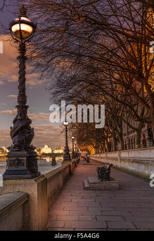 Der South Bank gegenüber des Palace of Westminster Stockfoto