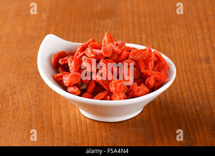 Getrocknete Goji-Beeren in kleinen Schüssel Stockfoto