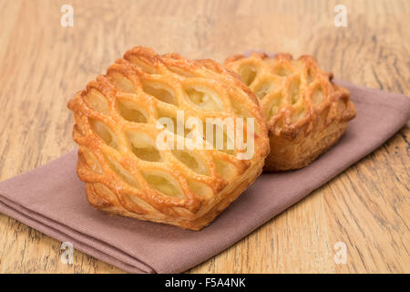 Zwei gebackene frisch Apfel Gitter Pies - Studio gedreht Stockfoto