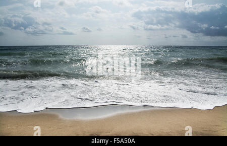 leeren Strand zeigt den Horizont, Sand, Meer, Wellen und blauer Himmel mit flauschigen Wolken, ideal für Hintergründe, Cover-Fotos Stockfoto
