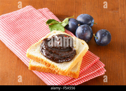 Scheiben Weißbrot mit Pflaumenmus Stockfoto