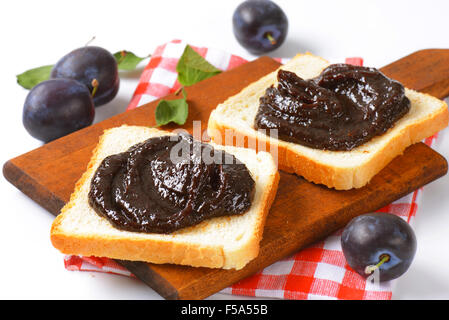 Scheiben Weißbrot mit Pflaumenmus Stockfoto