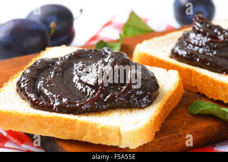 Scheiben Weißbrot mit Pflaumenmus Stockfoto