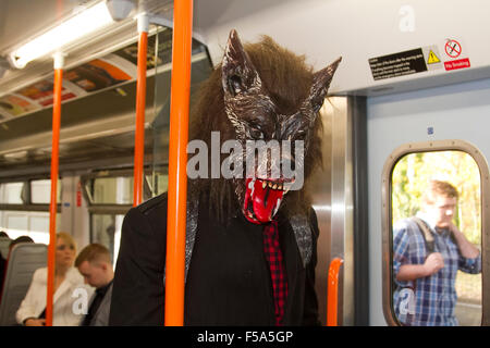 Wimbledon, London, UK. 31. Oktober 2015. Mann trägt einen Wolf Maske auf einem London-s-Bahn, London, UK. Bildnachweis: Amer Ghazzal/Alamy Live-Nachrichten Stockfoto