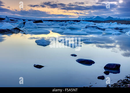 Der Jökulsárlón Lagune in Island im Sommer um Mitternacht Stockfoto