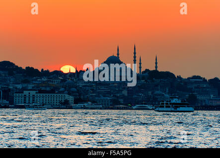 Sonnenuntergang über Istanbul, Türkei, mit der Süleymaniye-Moschee Stockfoto
