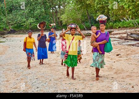Frau zu Fuß entlang Strand Durchgangsstraße Last auf dem Kopf trägt Stockfoto