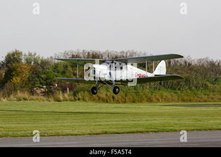 De Havilland DH87B Hornet Moth G-AHBM landet auf dem Breighton Flugplatz Stockfoto