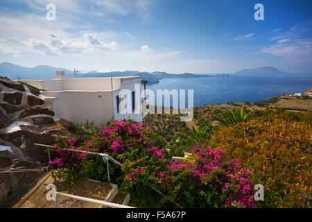 Blick auf Milos Bucht von Plaka, die Hauptstadt der Insel Milos, Griechenland. Stockfoto