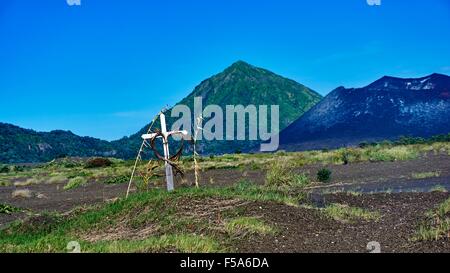 Markierung am Straßenrand vor aktiven Vulkan Mount Tavurvur Grab Kruzifix Stockfoto