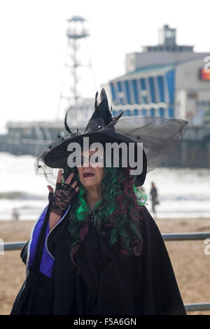 Bournemouth, Dorset, UK. 31. Oktober 2015. Ein Versuch ist im Gange, eine Meile von 10-Cent-Stück zwischen Bournemouth and Boscombe Piers zu bauen. Die Veranstaltung mit dem Titel Halloween Silber Meile, ist zugunsten der AOK Rucksack Reiz, bietet Notfall Rucksäcke von Hilfsgütern für neue Obdachlose Menschen, die von professionellen Agenturen identifiziert. Jemand berechnet, dass eine Meile offenbar 1609344 Millimeter ist, ein zehn-Cent-Stück 24 Millimeter ist Durchmesser, also unter der Annahme einer genauen schnurgeraden Meile und keine Lücken 67056 Münzen, Wert £6705,60 Credit benötigt werden: Carolyn Jenkins/Alamy Live News Stockfoto