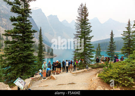 Touristen, die gerne an den blauen Wassern von Moraine Lake aus Rockpile Trail Banff Nationalpark Alberta Kanada Stockfoto