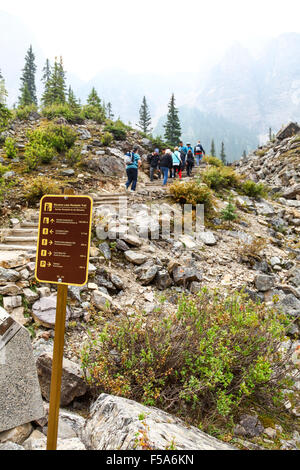 Menschen zu Fuß über die Treppe auf der Moraine Lake Rockpile Trail Banff Nationalpark Alberta Kanada Stockfoto