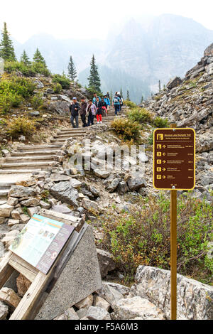 Menschen zu Fuß über die Treppe auf der Moraine Lake Rockpile Trail Banff Nationalpark Alberta Kanada Stockfoto