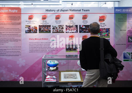 London, UK. 31. Oktober 2015. Rugby-Fans besuchen der Schlusstag der Japan-Pavillon im QEII Conference Centre auch am letzten Tag des Turniers Rugby-Weltmeisterschaft 2015. Japan wird das nächste Turnier im Jahr 2019 und den Olympischen & Paralympics im Jahr 2020 Gastgeber. Bildnachweis: Elsie Kibue/Alamy Live-Nachrichten Stockfoto