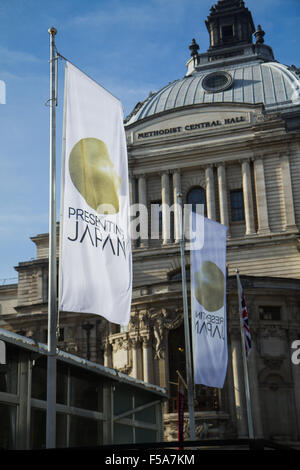 London, UK. 31. Oktober 2015. Rugby-Fans besuchen der Schlusstag der Japan-Pavillon im QEII Conference Centre auch am letzten Tag des Turniers Rugby-Weltmeisterschaft 2015. Japan wird das nächste Turnier im Jahr 2019 und den Olympischen & Paralympics im Jahr 2020 Gastgeber. Bildnachweis: Elsie Kibue/Alamy Live-Nachrichten Stockfoto