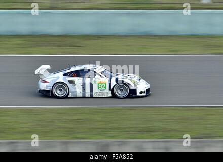 Shanghai, Volksrepublik China. 31. Oktober 2015. N - 92 PORSCHE TEAM MANTHEY Deutschland. Porsche 911 RSR. Reifen Michelin, Fahrer PATRICK PILET (FRA) und FRÉDÉRIC MAKOWIECKI (FRA). Im Zeittraining - GTE Pro und GTE Am Shanghai International Circuit. Bildnachweis: Marcio Machado/ZUMA Draht/Alamy Live-Nachrichten Stockfoto