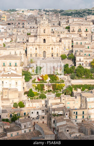 Panoramablick von Modica, mit der Kathedrale von San Giorgio Stockfoto