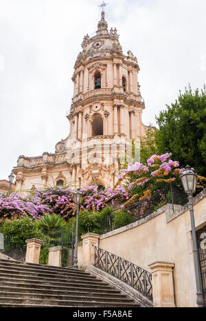 Die barocke Fassade des Doms von San Giorgio in Modica (Sizilien) Stockfoto