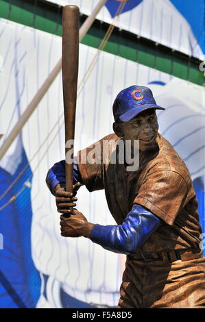 Die verlegt Statue von Ernie Banks befindet sich jetzt vor dem ikonischen Wrigley Field Festzelt und Haupteingang zum Stadion. Chicago, Illinois, USA. Stockfoto