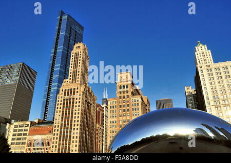 Cloud Gate (auch als Bohne und die Gartenbohne) Skulptur unter einen Teil der Skyline von Chicago bekannt. Chicago, Illinois, USA. Stockfoto
