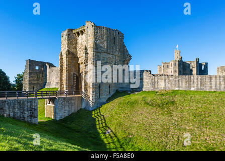 Graben und Eintritt in Warkworth Castle, Warkworth, Northumberland, England, UK Stockfoto
