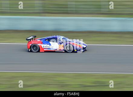 Shanghai, Volksrepublik China. 31. Oktober 2015. N - 72 SMP RACING Russland. Ferrari F458 Italia. Reifen Michelin, Fahrer VICTOR SHAYTAR (RUS), ANDREA BERTOLINI (ITA) und BASOV ALEKSEY (RUS). Im Zeittraining - GTE Pro und GTE Am Shanghai International Circuit. Bildnachweis: Marcio Machado/ZUMA Draht/Alamy Live-Nachrichten Stockfoto