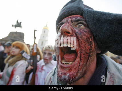 Kiew, Ukraine. 31. Oktober 2015. Menschen nehmen Teil an der '' Zombie Walk'', Halloween, im Zentrum von Kiew, Ukraine, 31. Oktober 2015 gewidmet. Credit: Serg Glovny/ZUMA Draht/Alamy Live-Nachrichten Stockfoto