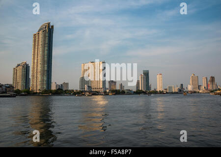 Skyline, Chao Phraya River und Wolkenkratzer, Bangkok, Thailand Stockfoto