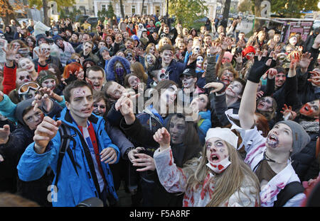 Kiew, Ukraine. 31. Oktober 2015. Menschen nehmen Teil an einer '' Zombie Walk'', Halloween, im Zentrum von Kiew, Ukraine, 31. Oktober 2015 gewidmet. Credit: Serg Glovny/ZUMA Draht/Alamy Live-Nachrichten Stockfoto