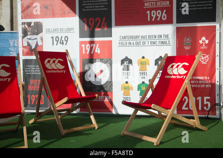 London, UK. 31. Oktober 2015. Canterbury Stand auf dem Trafalgar Square Fanzone. Das Finale der Rugby World Cup 2015 wird live auf Großbildleinwand gezeigt. Bildnachweis: Elsie Kibue/Alamy Live-Nachrichten Stockfoto