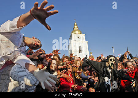 Kiew, Ukraine. 31. Oktober 2015. Menschen nehmen Teil an der '' Zombie Walk'', Halloween, im Zentrum von Kiew, Ukraine, 31. Oktober 2015 gewidmet. Credit: Serg Glovny/ZUMA Draht/Alamy Live-Nachrichten Stockfoto