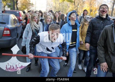 Kiew, Ukraine. 31. Oktober 2015. Menschen nehmen Teil an einer '' Zombie Walk'', Halloween, im Zentrum von Kiew, Ukraine, 31. Oktober 2015 gewidmet. Credit: Serg Glovny/ZUMA Draht/Alamy Live-Nachrichten Stockfoto