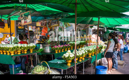Blumengeschäft auf Straße, Yodpiman Blumenmarkt, Bangkok, Thailand Stockfoto