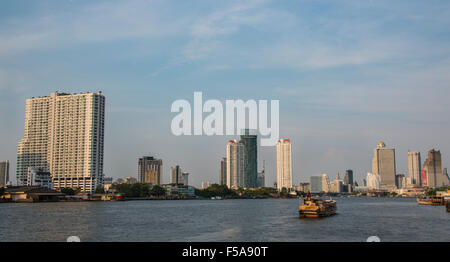 Skyline, Boot am Chao Phraya River und Wolkenkratzer, Bangkok, Thailand Stockfoto