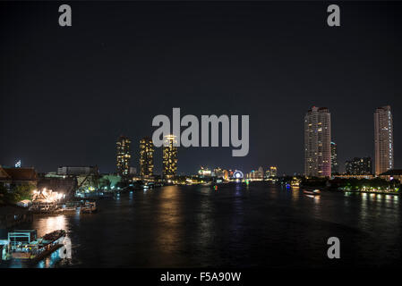 Skyline, Boote am Chao Phraya River in der Nacht, Bangkok, Thailand Stockfoto