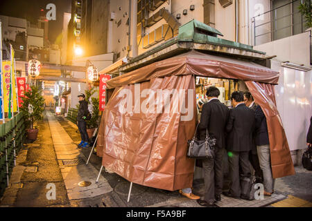 Gasse um Karasumori Jinja, nahe Shimbashi Station, Minato-Ku, Tokio, Japan Stockfoto