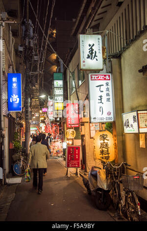 Gasse um Karasumori Jinja Shrine, in der Nähe von Shimbashi Station, Minato-Ku, Tokyo, Japan Stockfoto