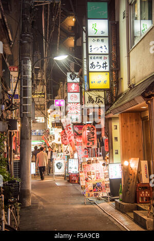 Gasse um Karasumori Jinja, nahe Shimbashi Station, Minato-Ku, Tokio, Japan Stockfoto