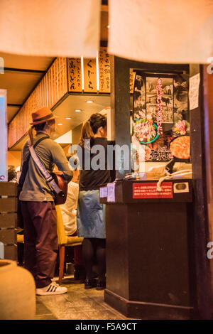 Gasse um Karasumori Jinja, nahe Shimbashi Station, Minato-Ku, Tokio, Japan Stockfoto