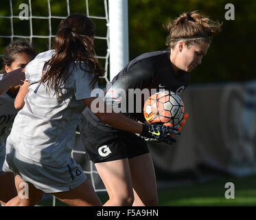 Washington, DC, USA. 30. Oktober 2015. 20151030 - Georgetown Torwart EMMA NEWINS (1) wiegen eine sichere gegen Creighton in der zweiten Hälfte in Shaw Field in Washington. © Chuck Myers/ZUMA Draht/Alamy Live-Nachrichten Stockfoto