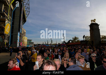 Twickenham, London, UK. 31. Oktober 2015. Rugby World Cup-Finale. Neuseeland gegen Australien. Eine allgemeine Anzeigen außerhalb Twickenham Stadium, wie Fans in der Herbstsonne Kredit zu gelangen: Action Plus Sport/Alamy Live News Stockfoto