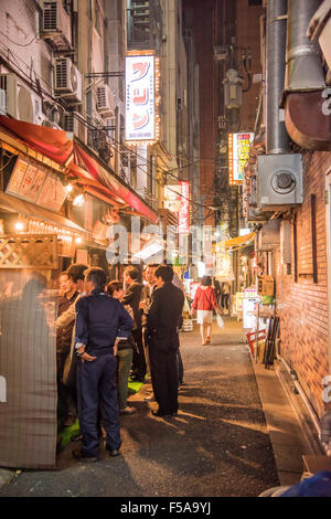 Gasse um Karasumori Jinja, nahe Shimbashi Station, Minato-Ku, Tokio, Japan Stockfoto