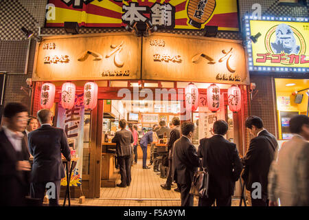 Gasse um Karasumori Jinja Shrine, in der Nähe von Shimbashi Station, Minato-Ku, Tokyo, Japan Stockfoto