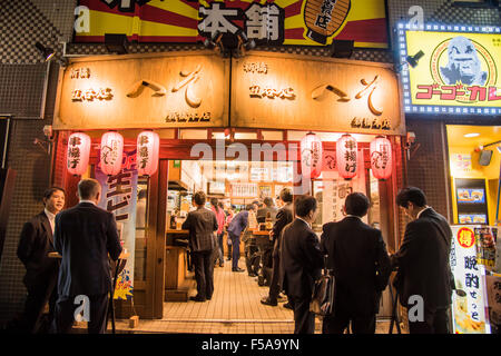 Gasse um Karasumori Jinja Shrine, in der Nähe von Shimbashi Station, Minato-Ku, Tokyo, Japan Stockfoto