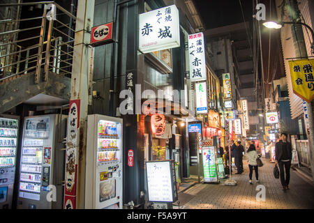 Gasse um Karasumori Jinja, nahe Shimbashi Station, Minato-Ku, Tokio, Japan Stockfoto