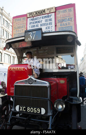 Regent Street London, UK, 31. Oktober 2015, AEC-K Typ hundertjährigen London General Omnibus 37A Bus geparkt in der Regent Street in der Regent Street Motor Show in London präsentiert 125 Jahre motorin Credit stattfindet: Keith Larby/Alamy Live News Stockfoto