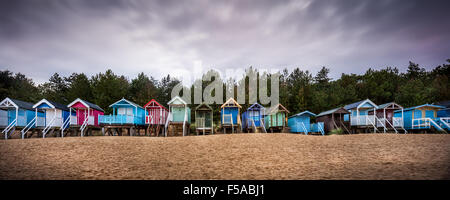 Strandhütten an Wells-Next-the-Sea, Norfolk, England entlang der Baumgrenze an diesem beliebten Sandstrand im Panorama-Bild Stockfoto